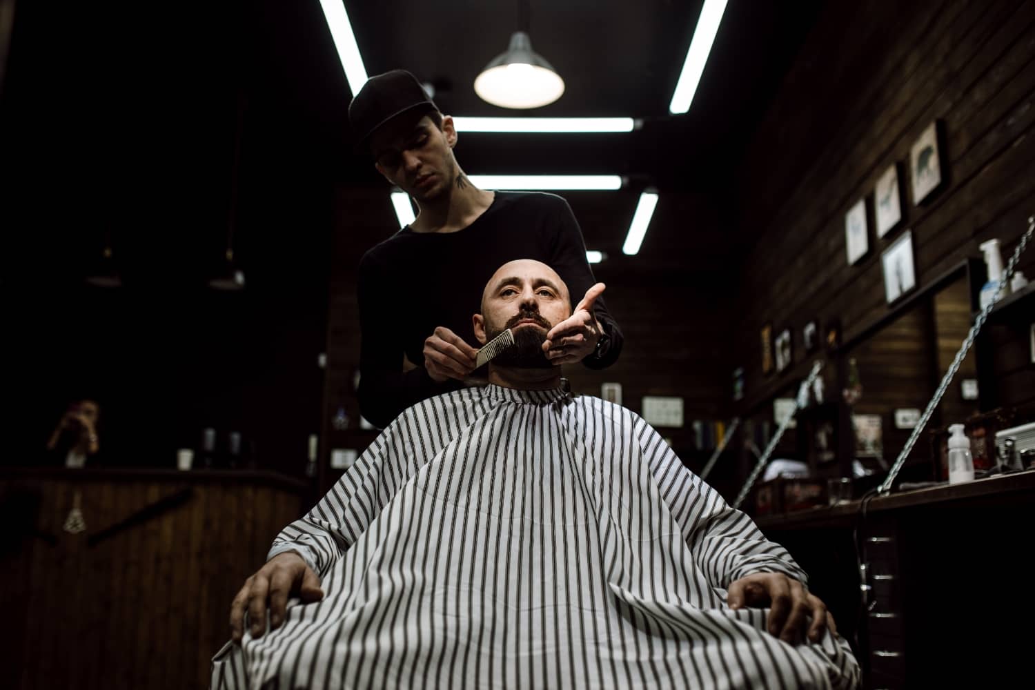 Barber bei einem präzisen Fade-Haarschnitt im Haarley Coiffeur in Ostermundigen